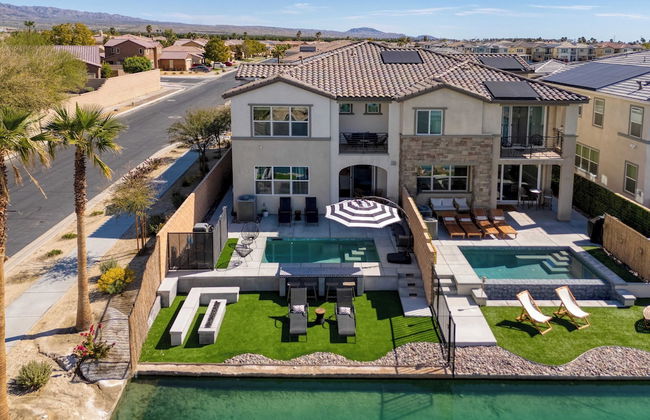 Lakefront w/ Private Pool, Great for Festival Season Lago Luxe by Avantstay - Foto 38