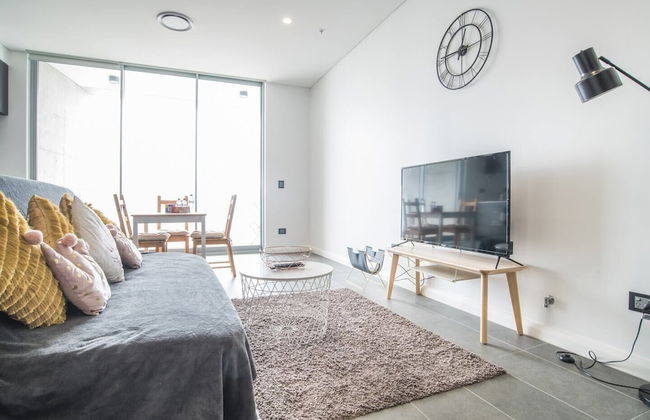 Home With Convenient Location! Close to Train&cbd - Foto 1