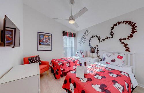 580 - Stunning Renovated Home with Large East Facing Pool Deck Overlooking Preservation Area and Games Room - Foto 7