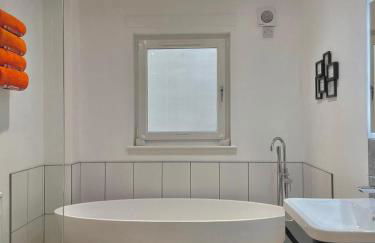 Bright 2-bedroom apartment with parking in Montrose - Photo 22