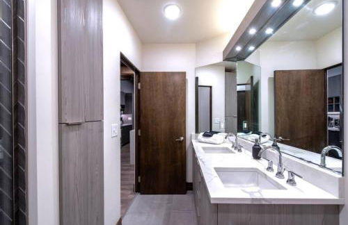 Walkable Downtown Loft with King Bed & Self Check in - Foto 7