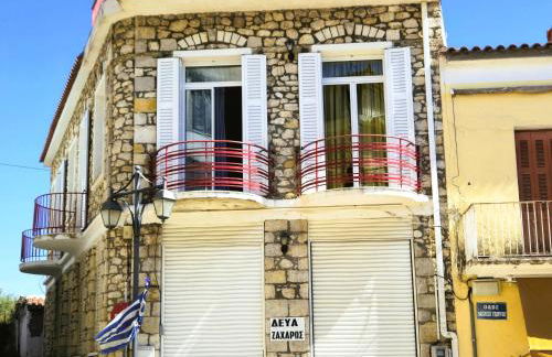 Traditional Stone House - 8min Drive to Sandy Beach - Foto 1