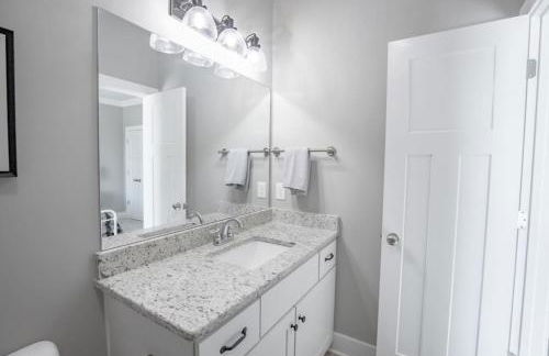 The Retreat Modern 2bed 2.5bath - Photo 8