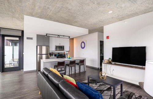 Sophisticated 3BR Suite - New Modern and Luxurious - Photo 2