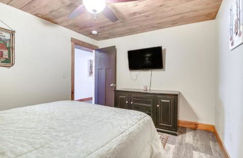 Lakefront New Hampshire Hideaway with Deck and Views - Foto 18