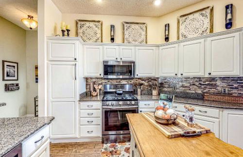 1 Mi to Lake Sumter! Family Retreat with Large Patio - Foto 13