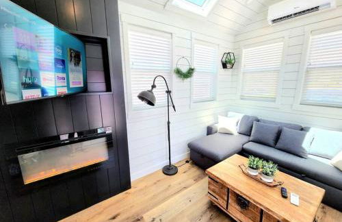NEW Nook Tiny Home with Deck Firepit Skylights - Foto 6