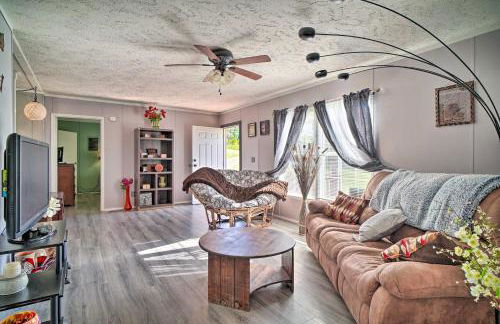 Bring Your Pets! Midway Abode with Yard and Fire Pit - Foto 1