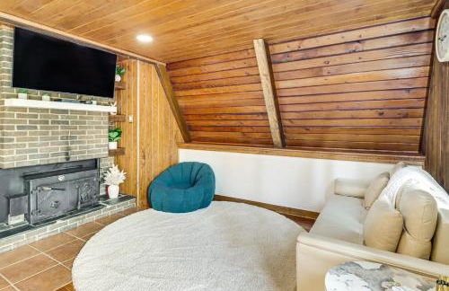 Hot Tub, Fire Pit and Patio A-Frame Stafford Cabin - Foto 4