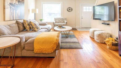 Cozy 3BR Townhome Perfect Location ABODEbucks - Foto 4