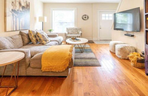 Cozy 3BR Townhome Perfect Location ABODEbucks - Foto 4