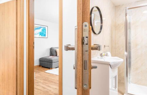 Two Bedroom Apartment - Two Parking Spaces - Fast Wi-Fi 1AS - Foto 13