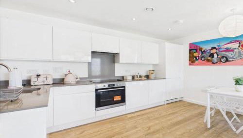 Modern 2-Bed Apartment in Longcross with Balcony & Parking - Foto 3