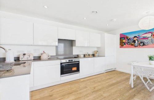 Modern 2-Bed Apartment in Longcross with Balcony & Parking - Foto 3