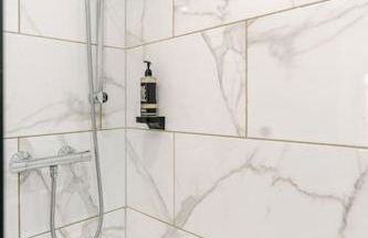 Bridge Court by Sterling Edge Apartments - Luxury Aparthotel - Stylish 1-bed Apartments - Balcony with Canal View or Private Garden - Free Parking - Foto 11