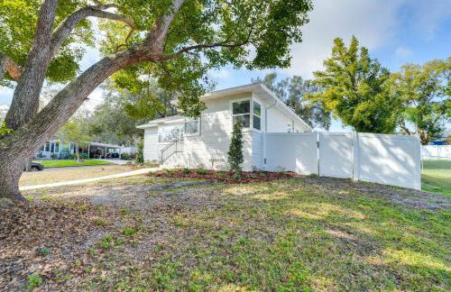 Mid-Century Lakeland Home with Game Room! - Foto 34