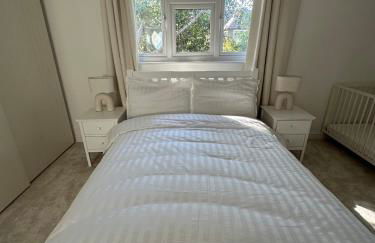 Contemporary detached house short train to London - Photo 14