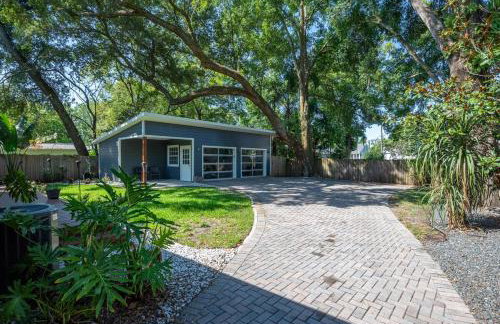 Charming 3BR Home Near DT with King Bed and Fire Pit - Foto 15