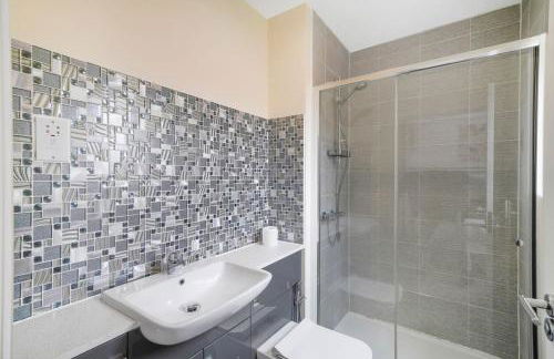 5-BR Home 7-Beds Wi-Fi Parking, Great for Contractors Peterborough, Wi-Fi - Foto 24