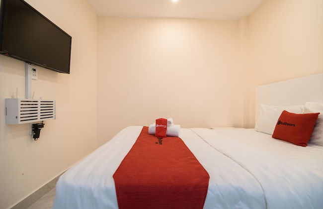 RedDoorz Plus near Tan Dinh Market 2 - Photo 12