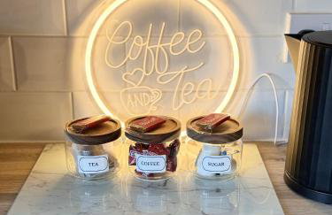 Lux 4 Bedroom House - Jacuzzi Bath Sleeps 9 Free Parking Near Leeds Centre - Foto 30