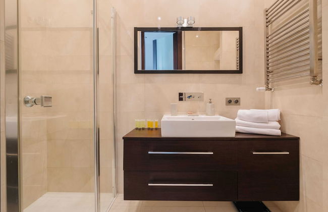 Modern Apartment Across the Ponds - Foto 22