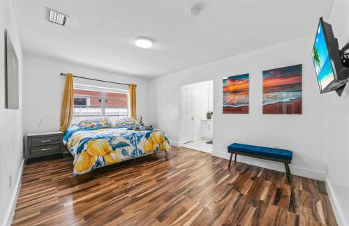 Luxury Vacation House in Miami’s Center! - Photo 29