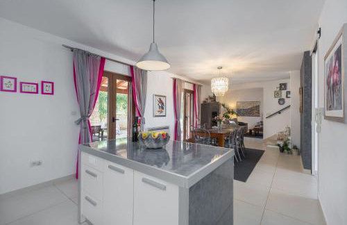 Malerische Villa mit Privatpool, mediterranem Garten, Outdoor-Kueche, Waschmaschine, Trockner - Photo 12