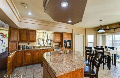 *H* 5BR Home Getaway w/HOT TUB ** - Foto 15