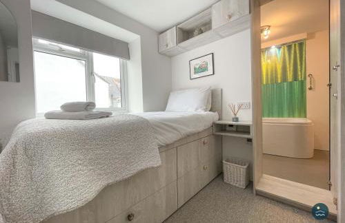 Cobb Cottage - Harbourside permit parking - Photo 12