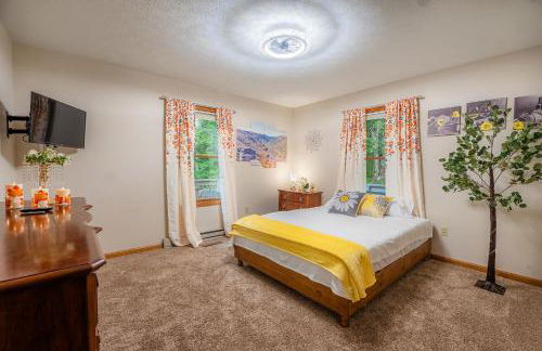 Leaf Peeper's - HUGE deck, pizza oven, Pac-man! - Photo 44