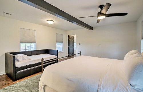 Fire Pit, Pickleball, Pool! Schulenburg Farmhouse - Foto 13