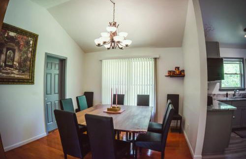 Resting Point - Hot Tub, Firepit, Spacious 4-BR Home - Foto 18