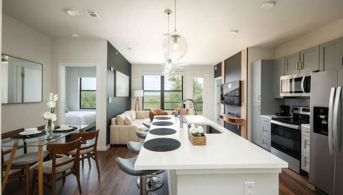 Stylish Downtown 2BR Retreat with Parking and Pool - Foto 3