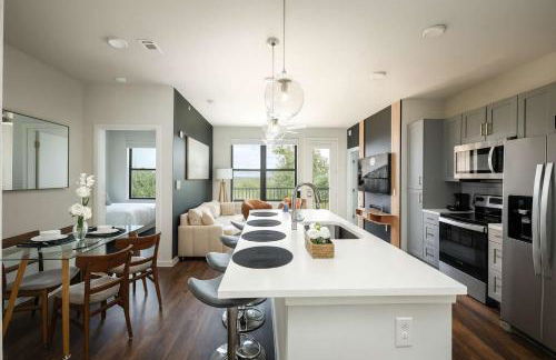 Stylish Downtown 2BR Retreat with Parking and Pool - Foto 3