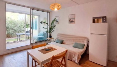 Appartement refait à neuf, climatisé, en rez-de-jardin, à 30 secondes de la plage - Photo 2