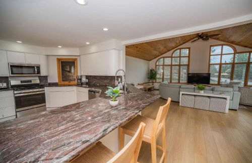 Crystal Lake Hillside with Private Sandy Beach - Foto 8