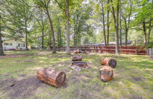 Prudenville Family Home with Game Room and Fire Pit! - Foto 3