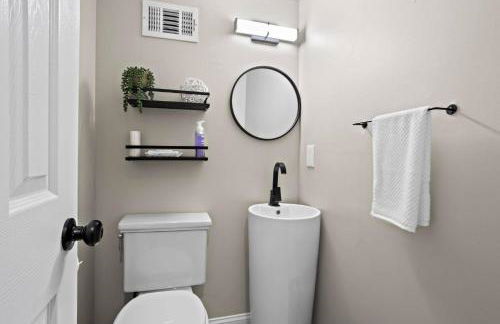 Stylishly Restored Townhome - Convenient access - Foto 23