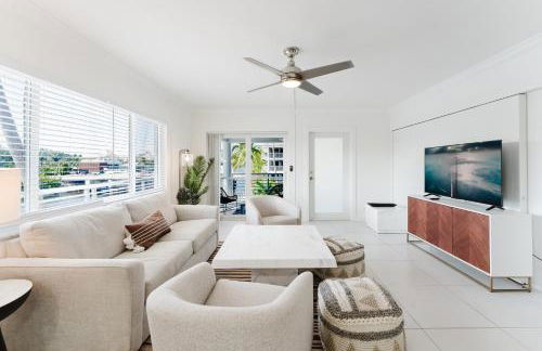 Serene Waterfront 2BR 2BA with Intracoastal Views, Pool, Balcony, Parking - Foto 33
