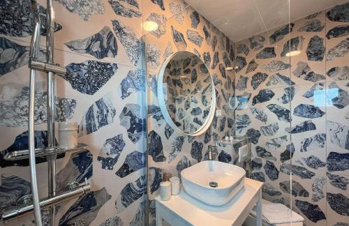 Mediterranean Oasis Seaside Villa with Pool - Foto 36