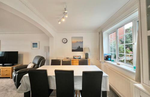 4 Bed Retreat with Balcony & Estuary views - Photo 15