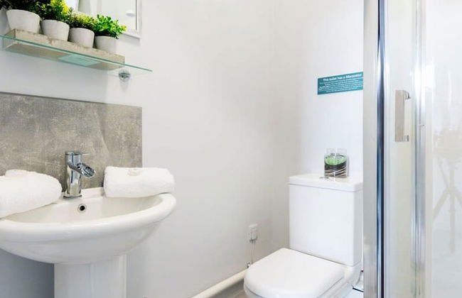 Wrexham Central Stay Apartment Six - Photo 46