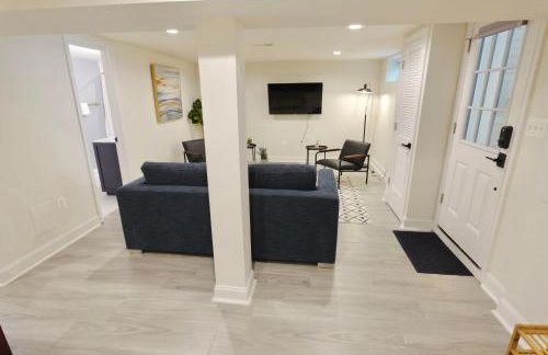 Pristine Petworth Family Home w Street Parking - Foto 35