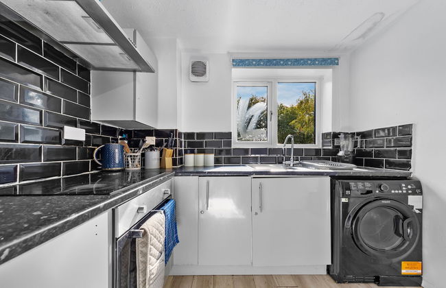 Stunning 1 Bedroom Apartment in Dagenham - Photo 9