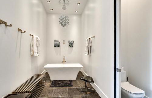 Motorcycle-Themed Home in Spearfish with Hot Tub! - Foto 17