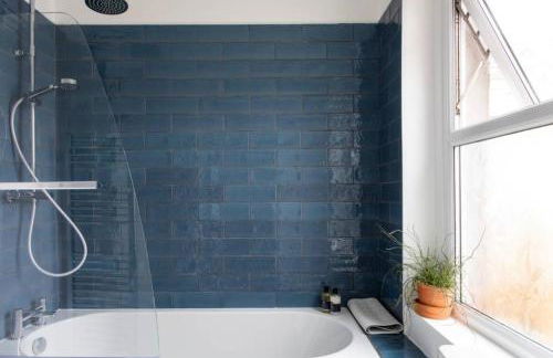 Beautiful Two Bed Mumbles Flat - with parking space - Foto 5