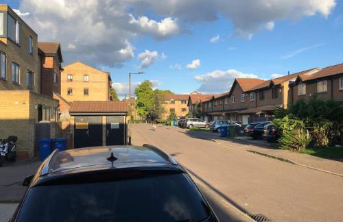 Cheerful 4 bedroom house with garden free parking - Photo 8