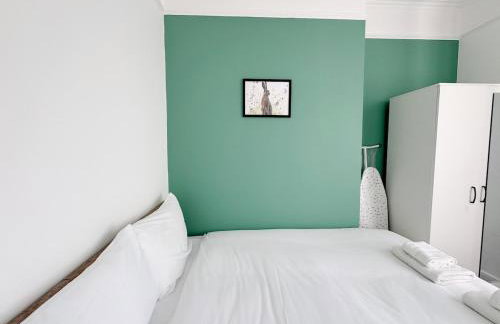 Prime Central London 2-Bed by Shops & Transport - Foto 24