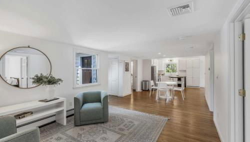 Jenkins Pond Beach Access with BBall Hoop & Grill, Bright Cape Cod Retreat near Jenkins Pond in Falmouth - Parking, Modern Retreat with Outdoor Space, 24 Hour Hospitality - Foto 5